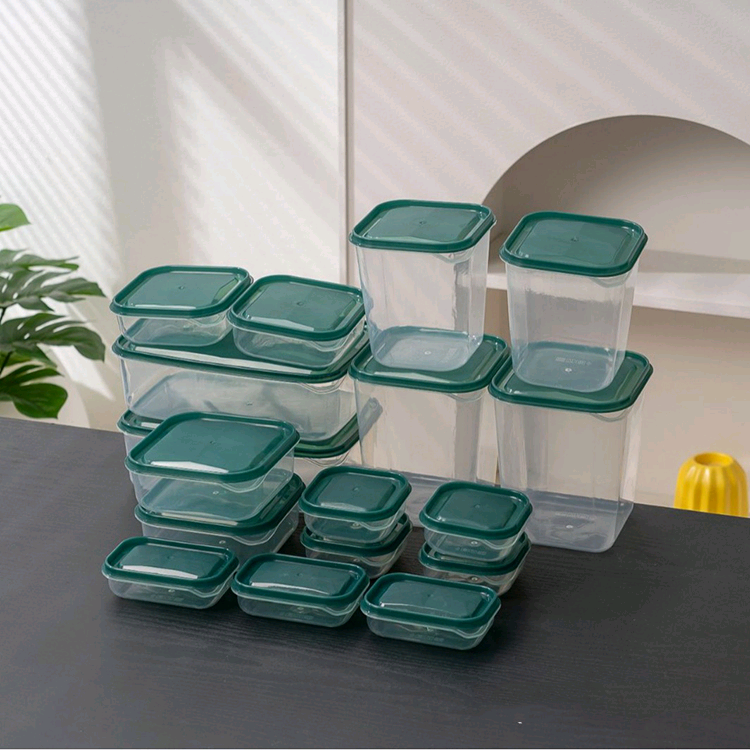 17 Conteneurs alimentaires en plastique